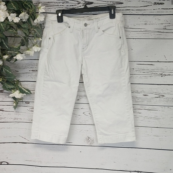 white levi capri jeans